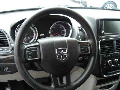 Used 2019 Dodge Grand Caravan SE FWD image 7