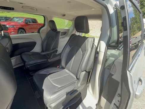 Used 2024 Chrysler Pacifica Limited FWD image 24