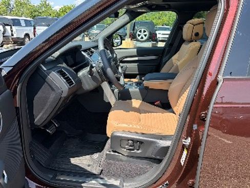 Used 2026 Land Rover Discovery Limited Edition AWD/4WD image 9