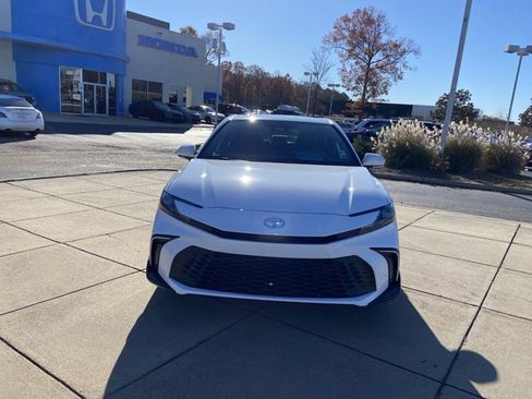 Used 2025 Toyota Camry SE image 3