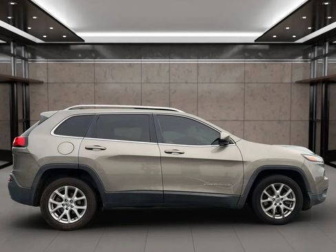 Used 2017 Jeep Cherokee Latitude w/ Safety/Convenience Group FWD image 4