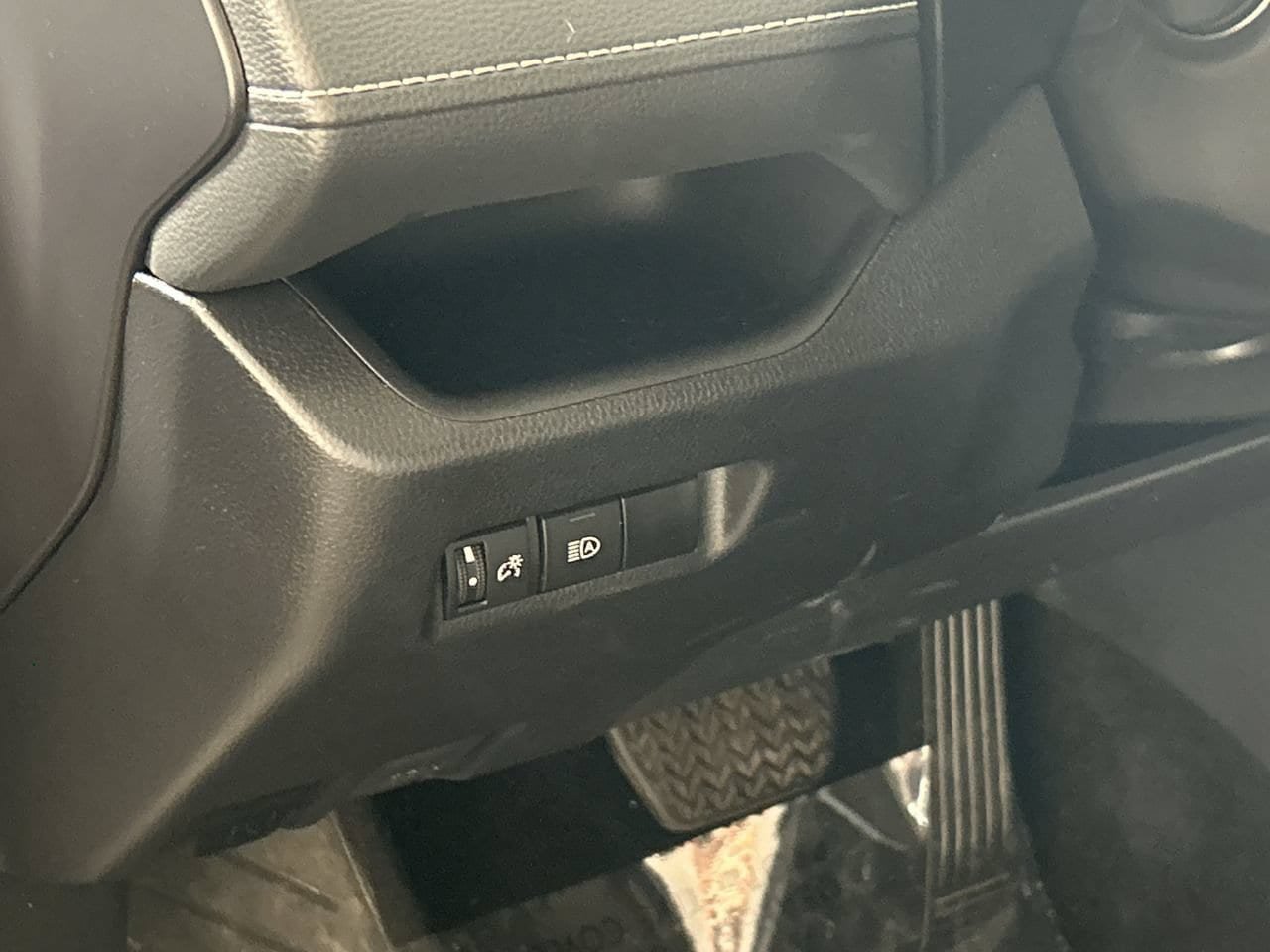Used 2025 Toyota RAV4 XLE FWD image 13