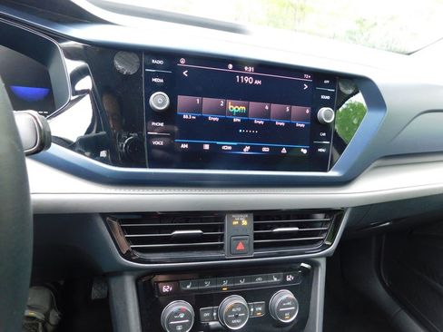 Used 2024 Volkswagen Taos SE image 9