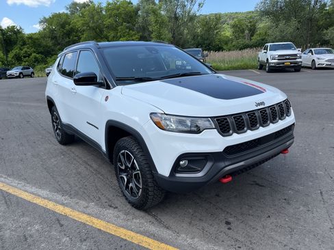 Used 2025 Jeep Compass Trailhawk AWD/4WD image 4