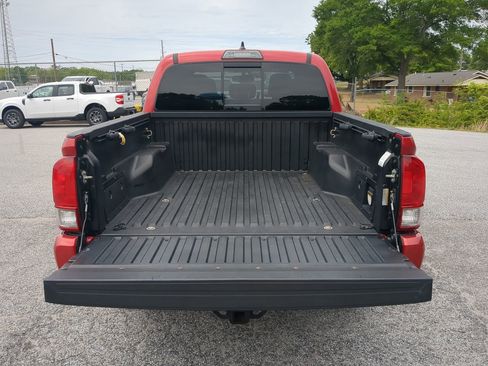 Used 2017 Toyota Tacoma TRD Sport w/ Tow Package (A/T) AWD/4WD image 11