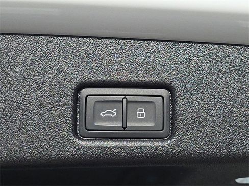 New 2025 Audi SQ5 Prestige image 13