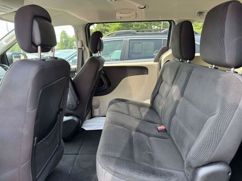 Used 2019 Dodge Grand Caravan SE w/ UConnect Hands-Free Group FWD image 8