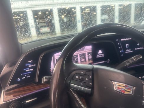 Used 2023 Cadillac Escalade Premium Luxury RWD image 18