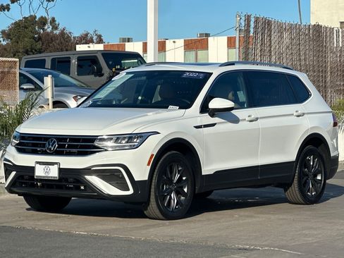 Certified 2022 Volkswagen Tiguan SE w/ Panoramic Sunroof Package image 9