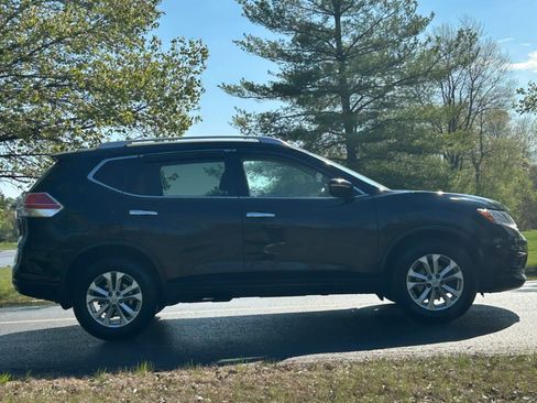 Used 2015 Nissan Rogue SV image 4