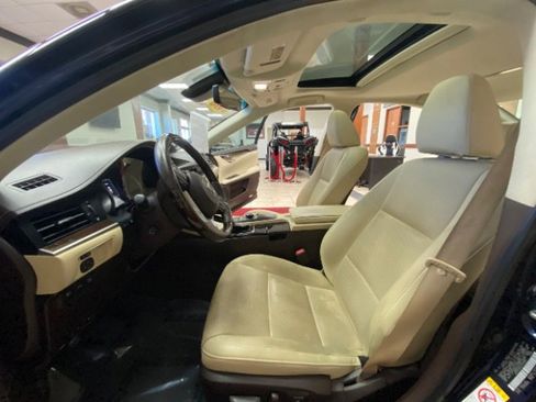 Used 2018 Lexus ES 350 w/ Premier Package image 22