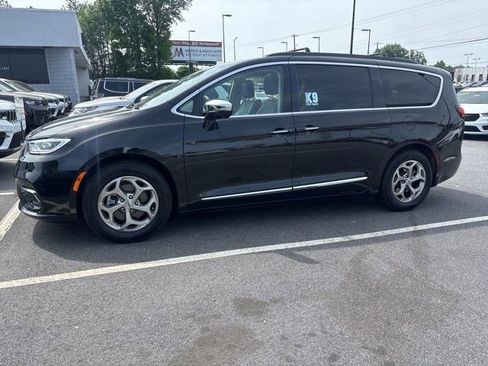 Used 2022 Chrysler Pacifica Limited FWD image 2