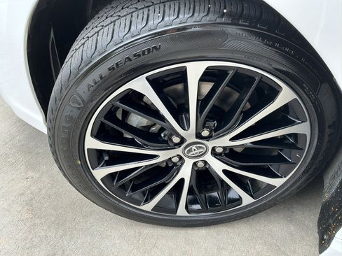 Used 2020 Toyota Camry SE w/ Convenience Package FWD image 11