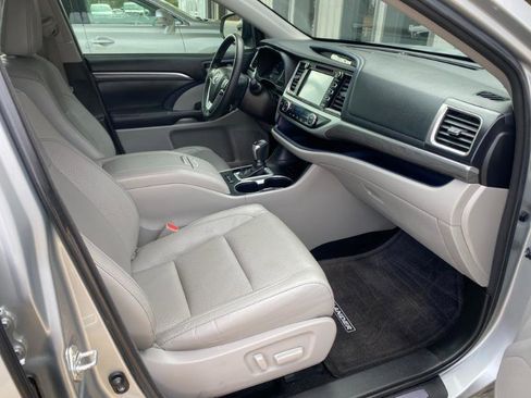 Used 2018 Toyota Highlander Limited Platinum image 16