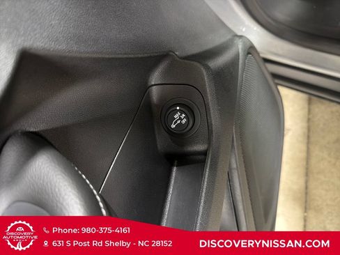 Used 2024 GMC Terrain SLT AWD/4WD image 13