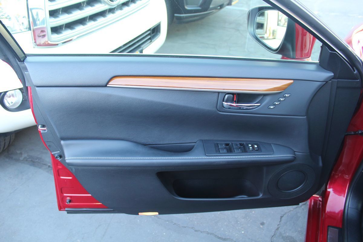 Used 2015 Lexus ES 300h w/ Navigation System Package FWD image 18