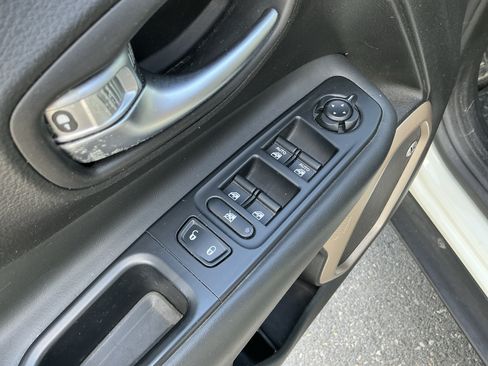 Used 2017 Jeep Renegade Trailhawk AWD/4WD image 19