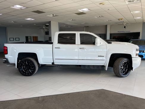 Used 2019 Chevrolet Silverado 2500 High Country image 9