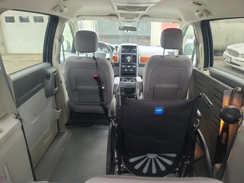 Used 2008 Chrysler Town & Country Touring w/ Trailer Tow Group FWD image 15