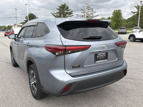 Used 2021 Toyota Highlander XLE AWD/4WD image 5