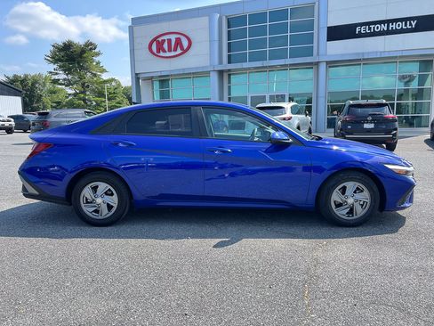 Used 2024 Hyundai Elantra SE FWD image 6