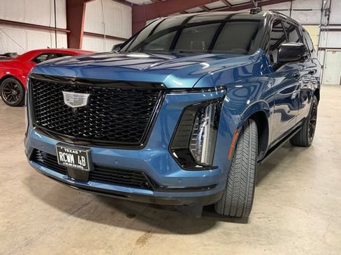 Used 2026 Cadillac Escalade Platinum Sport w/ LPO, ONYX Package AWD/4WD image 3