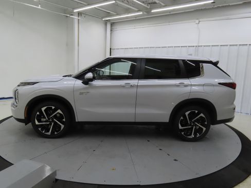 New 2025 Mitsubishi Outlander SE image 6