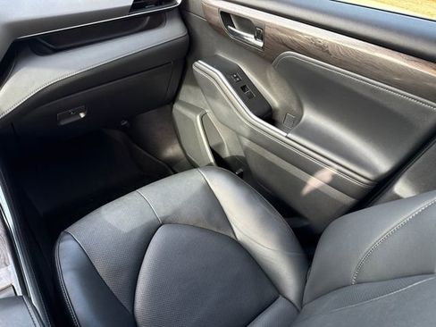 Used 2022 Toyota Highlander Limited FWD image 16
