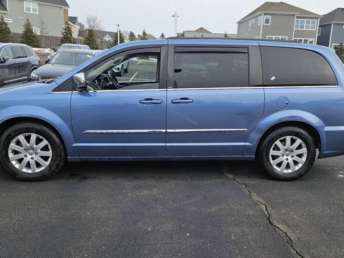 Used 2011 Chrysler Town & Country Touring-L w/ Driver Convenience Group image 7