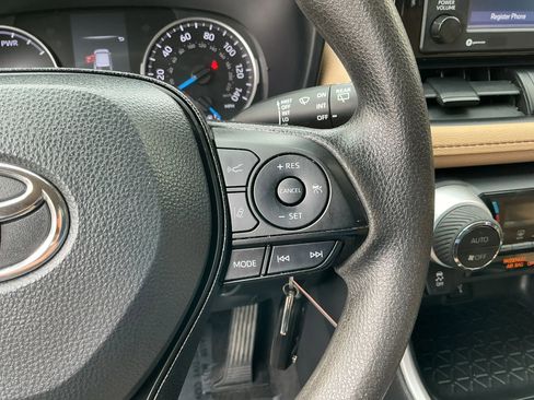 Used 2021 Toyota RAV4 LE AWD/4WD image 23