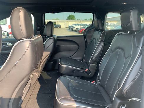 Used 2025 Chrysler Pacifica Limited FWD image 18