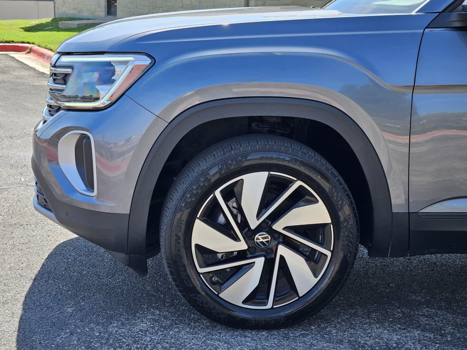 Used 2024 Volkswagen Atlas SE w/ Black Wheel Package FWD image 8