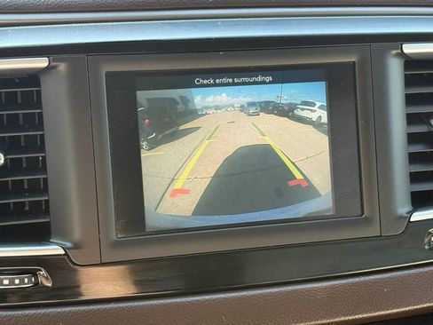 Used 2019 Chrysler Pacifica Touring-L FWD image 37