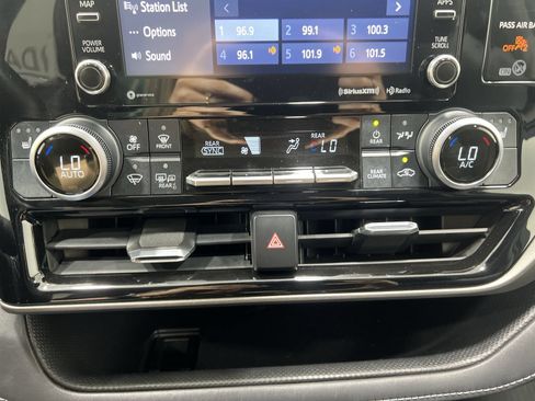 Used 2021 Toyota Highlander XLE AWD/4WD image 18