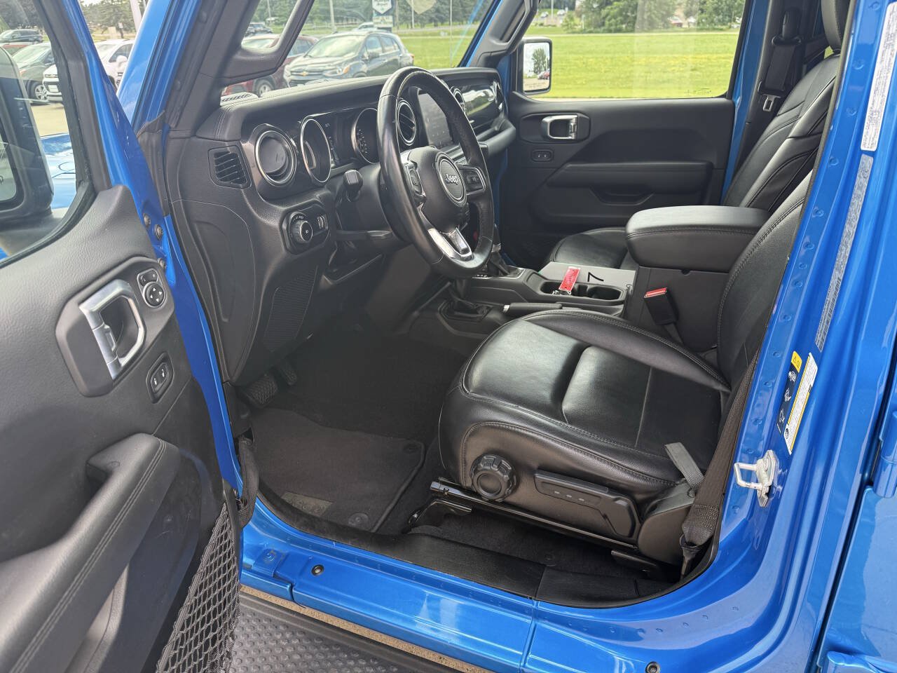 Used 2023 Jeep Wrangler Unlimited Sahara AWD/4WD image 5