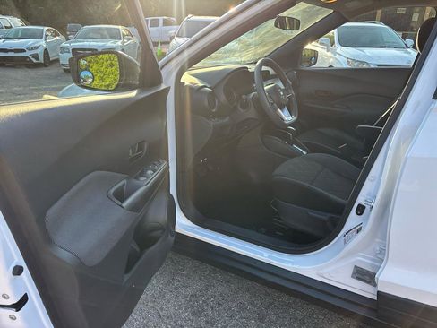 Used 2018 Nissan Kicks S image 19