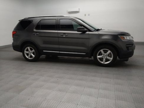 Used 2018 Ford Explorer XLT image 11