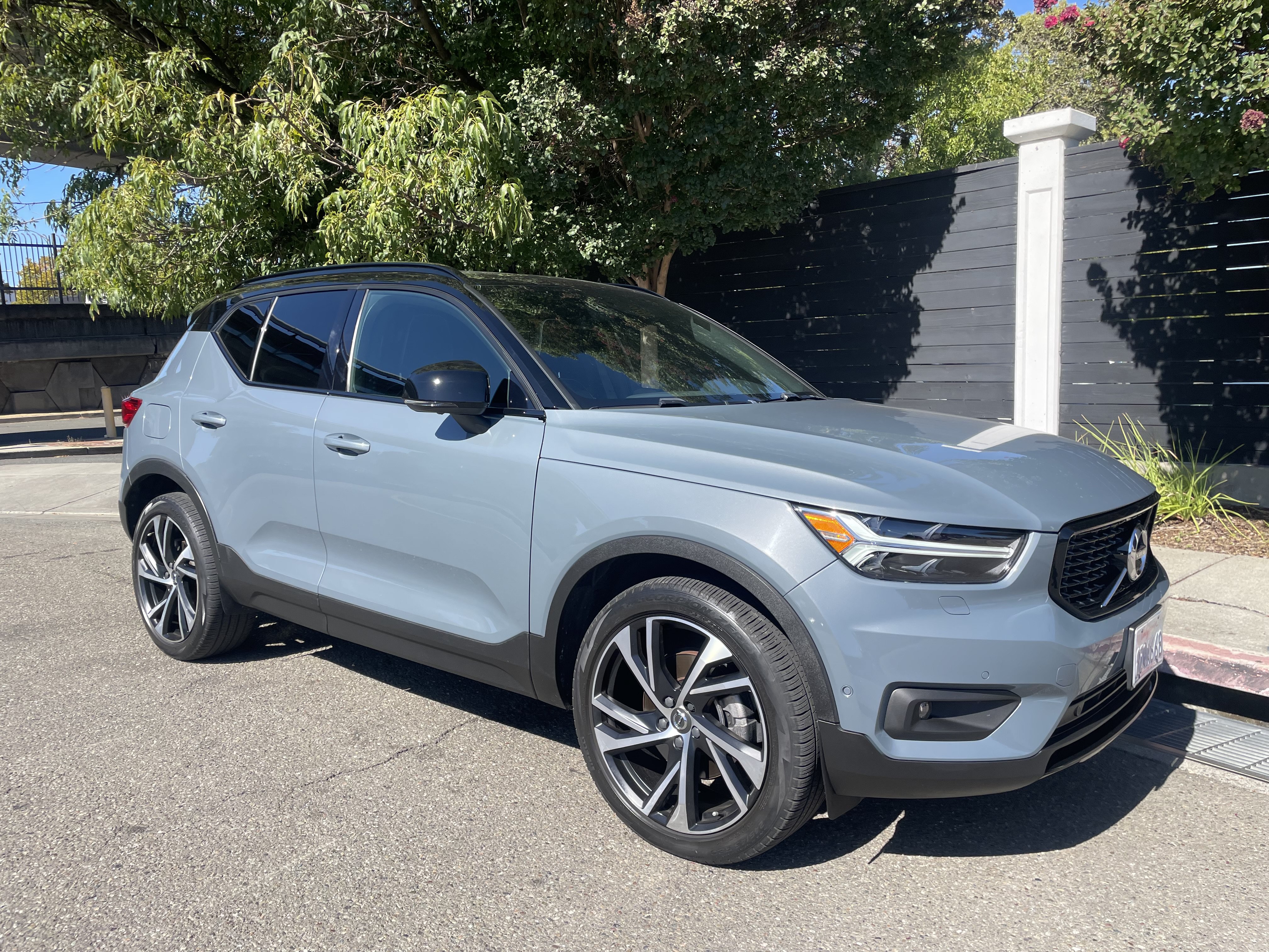Used 2022 Volvo XC40 T5 R-Design w/ Advanced Package AWD/4WD image 2
