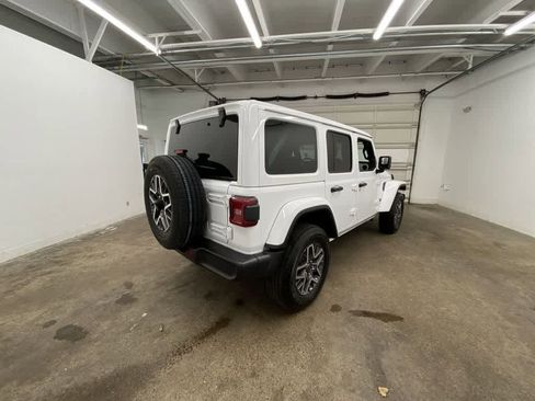 Used 2025 Jeep Wrangler Sahara image 6