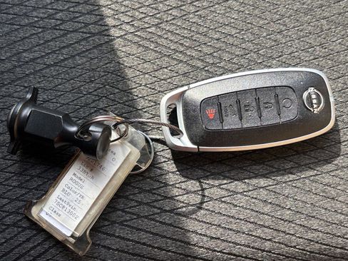 Used 2025 Nissan Rogue SV image 21