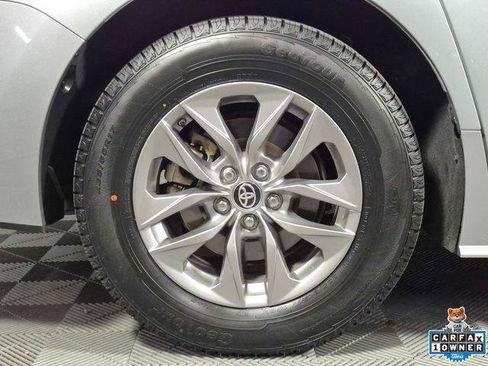 Certified 2024 Toyota Sienna XLE FWD image 30