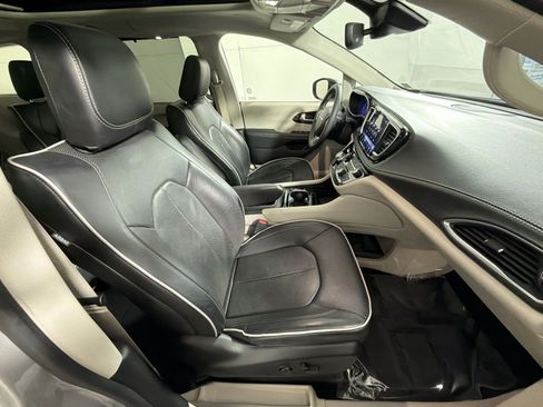 Used 2024 Chrysler Pacifica Limited image 28