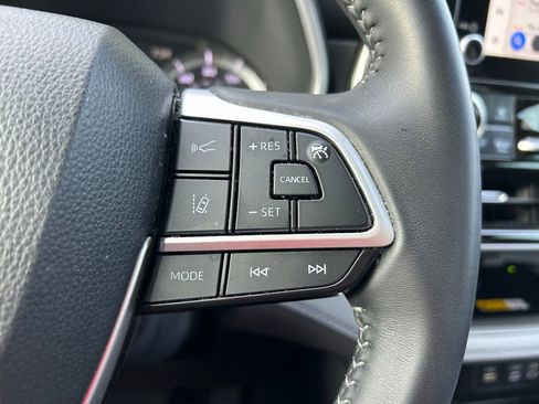 Used 2025 Toyota Highlander XLE FWD image 20
