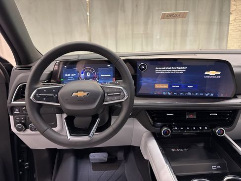 New 2026 Chevrolet Suburban Premier image 25