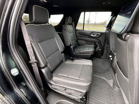 Used 2024 GMC Yukon SLT w/ SLT Luxury Package image 16