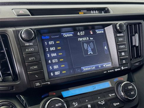 Used 2018 Toyota RAV4 SE image 29