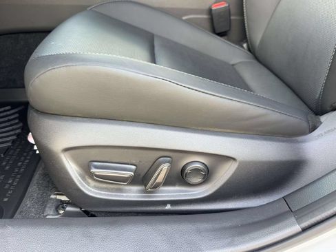 Used 2024 Toyota Prius XLE FWD image 19