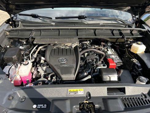 Used 2024 Toyota Highlander XLE image 10