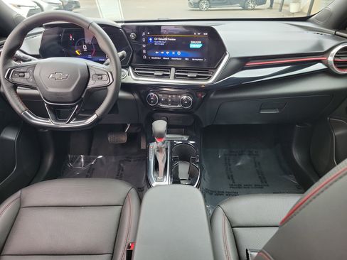 Used 2025 Chevrolet Trax RS image 9