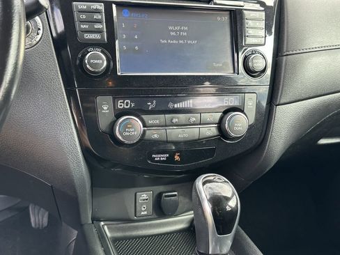 Used 2017 Nissan Rogue SV w/ SV Premium Package FWD image 26